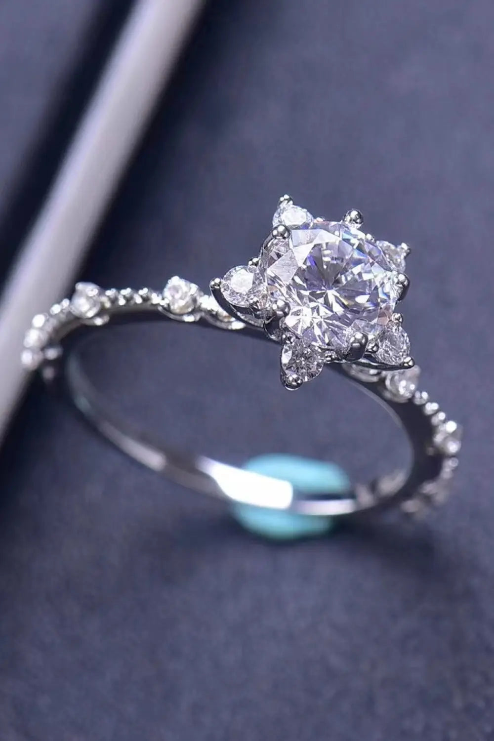 LOVCIA 1 Carat Moissanite 6-Prong Ring