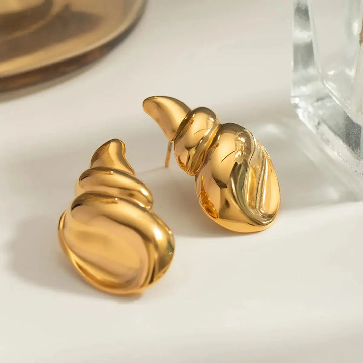 LOVCIA Elegant 18K Gold-Plated Conch Shell Earrings for Women