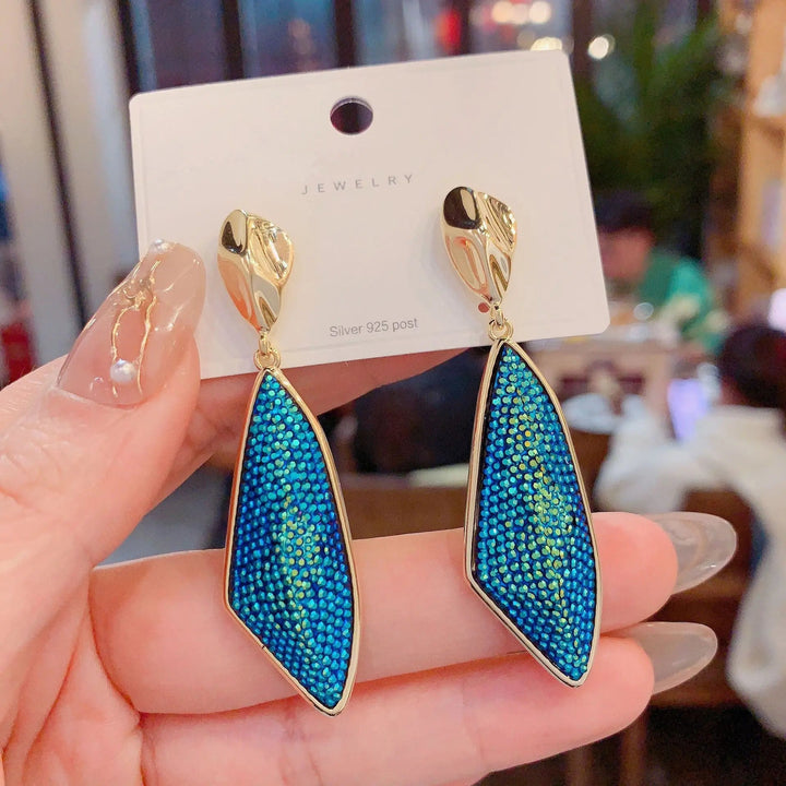 LOVCIA Elegant Customizable High-Fashion Fish-Shaped Earrings with Blue Diamonds LOVCIA