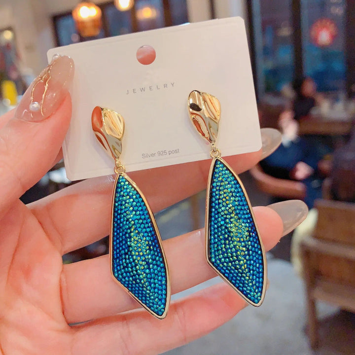 LOVCIA Elegant Customizable High-Fashion Fish-Shaped Earrings with Blue Diamonds