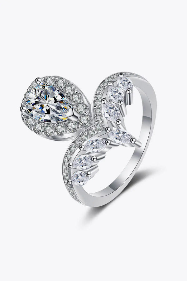 LOVCIA Stand Out Moissanite Ring